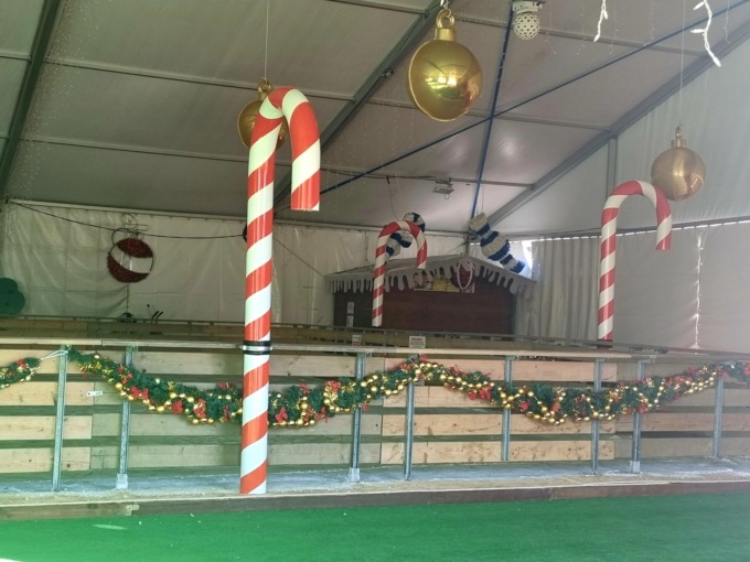 Vandali in azione al palaghiaccio, rubano  e  danneggiano la struttura