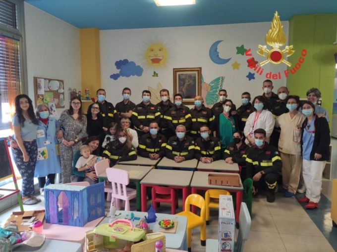 Vigili del Fuoco in Pediatria a Desio, portano doni ai bimbi ricoverati