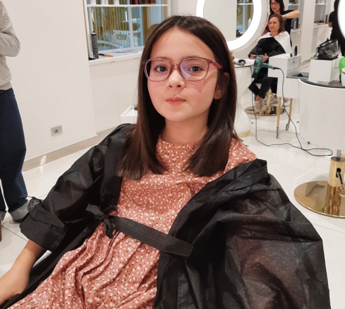 A dieci anni dona i suoi capelli per le donne malate di tumore