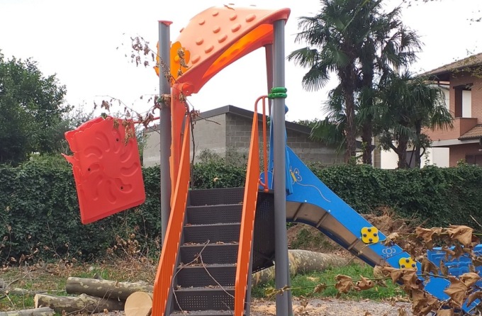 Partiti i lavori di riqualificazione in due aree gioco di Desio