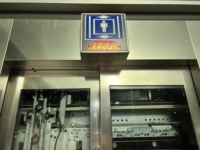 Appena sistemato e già vandalizzato l’ascensore del sottopasso
