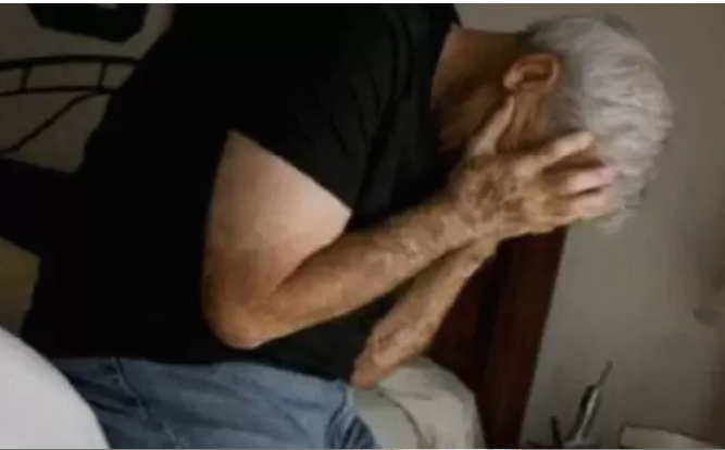 Aggredito sulla porta di casa e rapinato