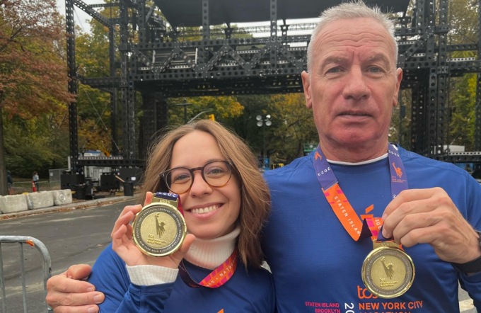 Papà e figlia alla Maratona di New York: «Dedicata a mio fratello che non c’è più»
