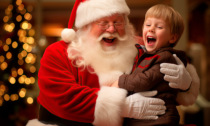 Babbo Natale e il suo elfo fanno tappa a Giussano e Lissone per sentirvi cantare