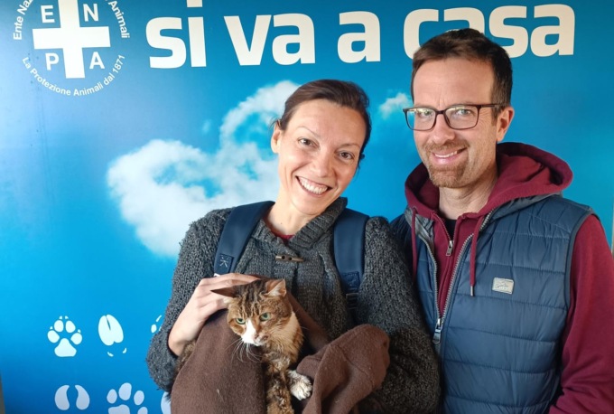 L’appello per Agnese conquista Silvia e Tommy. Ora la gatta ha una nuova casa
