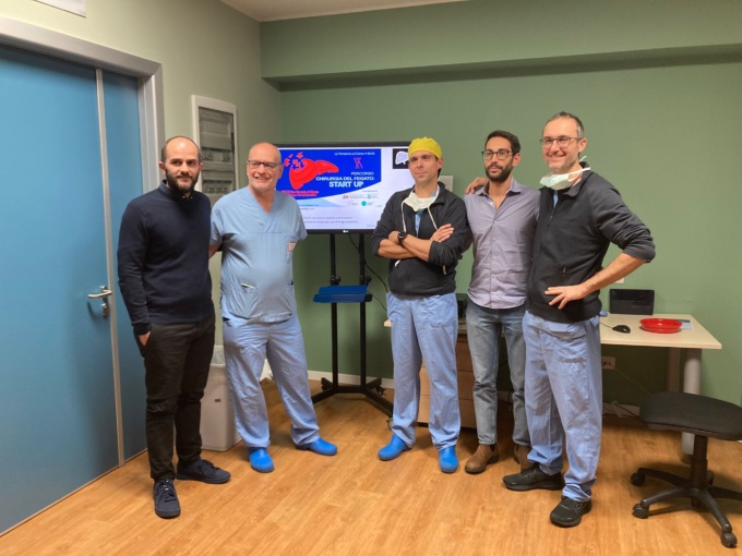 Giovani medici alle prese con un corso teorico e pratico tenuto dal team della Chirurgia del fegato