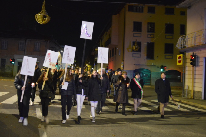 In quattrocento alla fiaccolata per Valeria Bufo