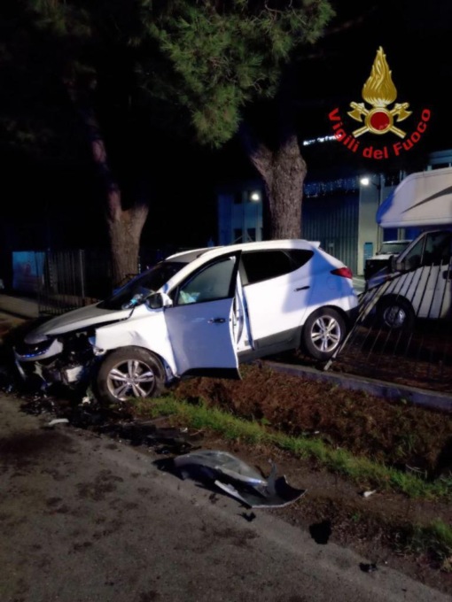 Schianto tra auto, una finisce sulla recinzione