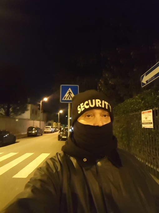 Mette in fuga i ladri e lo minacciano col piede di porco