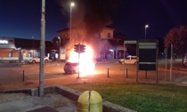 Auto prende fuoco all'incrocio