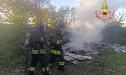 A fuoco i rifiuti in un bosco: intervengono i pompieri