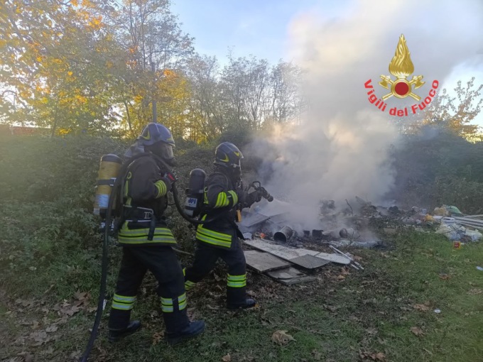 A fuoco i rifiuti in un bosco: intervengono i pompieri