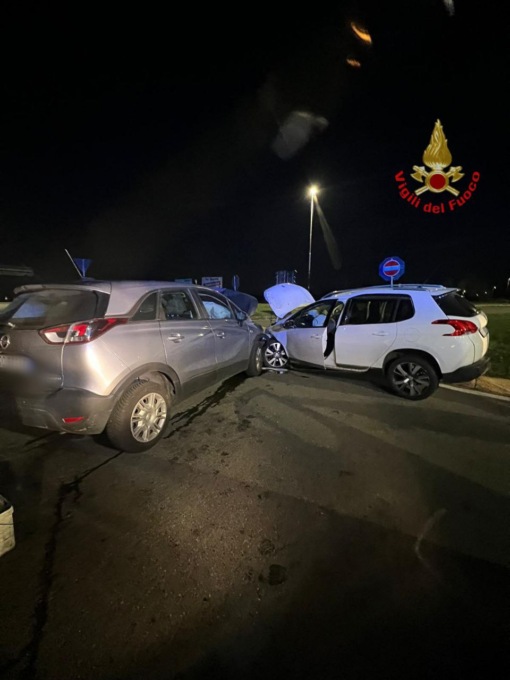 Scontro tra auto, due feriti