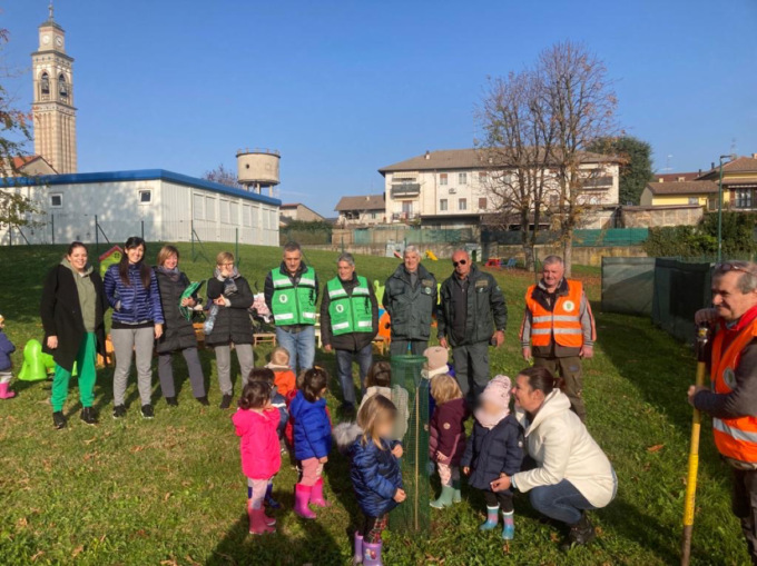 I bimbi del nido e dell’infanzia piantano nuovi alberi a scuola