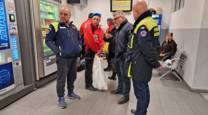 Una notte con i senzatetto che dormono in stazione