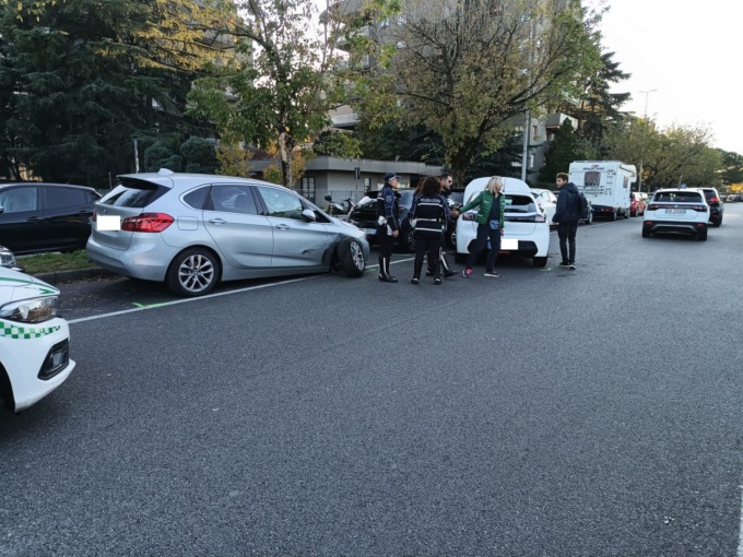 Malore al volante: morto l’anziano che si è schiantato contro le auto in sosta