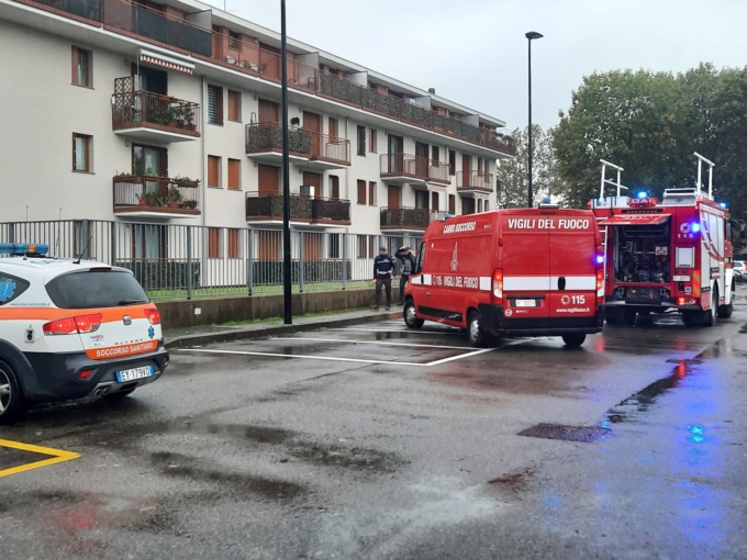 Malmena il padre e si barrica in casa, soccorsi ancora sul posto