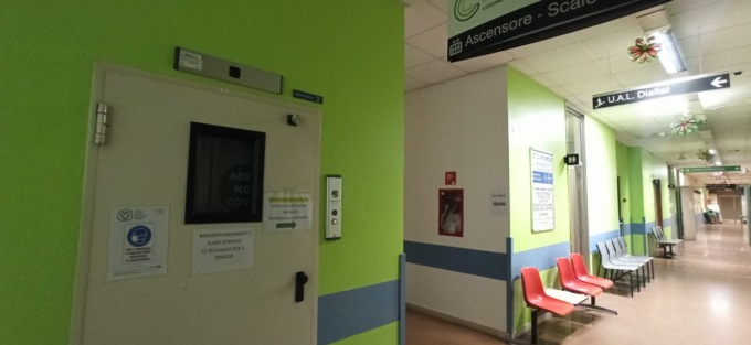 Ascensore per i barellati fuori uso da mesi all’ospedale di Lissone