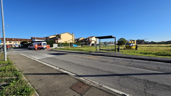 Investita da un’auto mentre attraversa sulle strisce