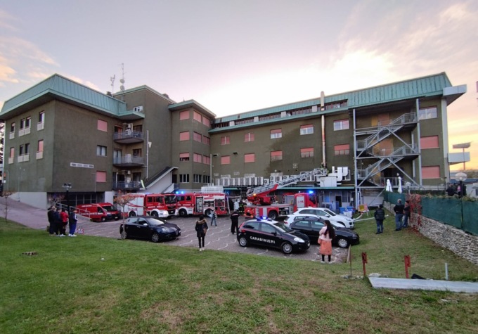 Incendio in un ristorante a Varedo: Vigili del fuoco al lavoro. Soccorso un 30enne