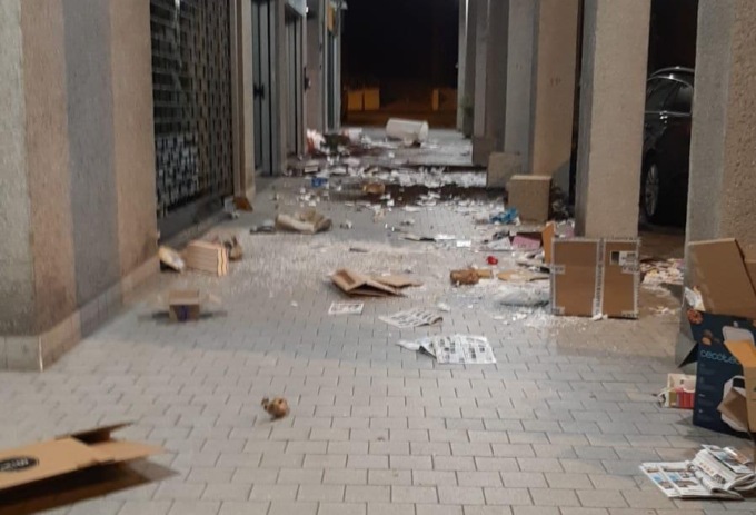 Dà in escandescenze ubriaco fradicio e semina il panico in strada
