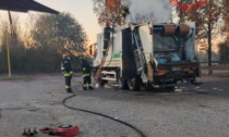 Prende fuoco camion dei rifiuti, a Varedo arrivano i pompieri