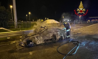 Auto in fiamme nella notte sull'Autostrada A4