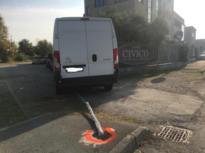 Ha un malore alla guida e va a sbattere: è grave