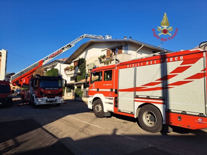 La canna fumaria prende fuoco, intervengono i Vigili del fuoco
