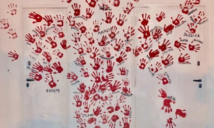 Un muro di mani rosse contro la violenza sulle donne