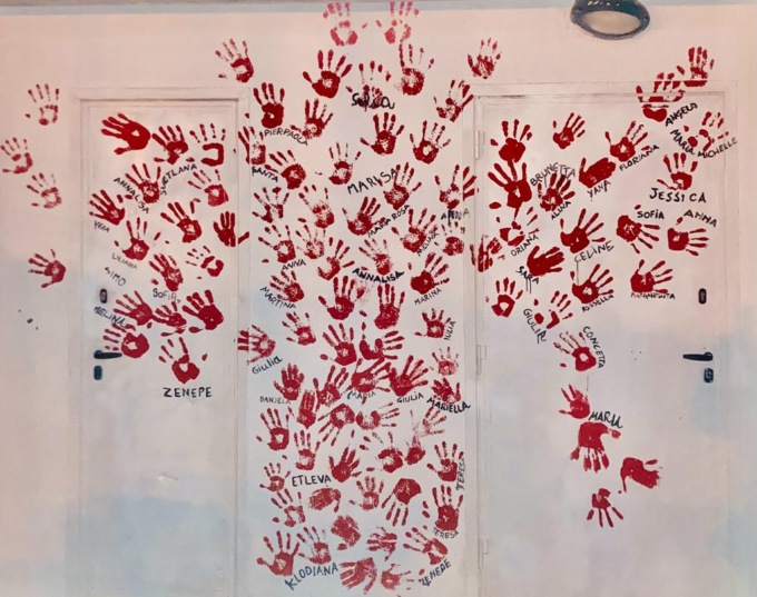 Un muro di mani rosse contro la violenza sulle donne