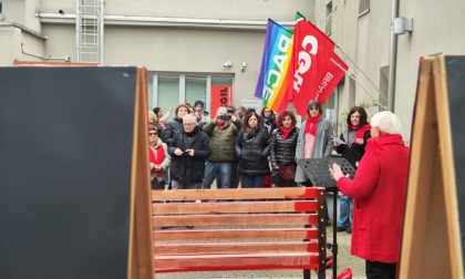 In Cgil letture, canti, riflessioni e una panchina da colorare di rosso...