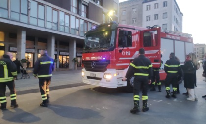 Ricevono una segnalazione per un presunto incendio: Vigili del fuoco in piazza Trento e Trieste