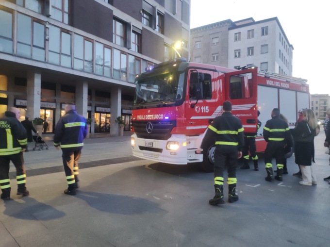 Ricevono una segnalazione per un presunto incendio: Vigili del fuoco in piazza Trento e Trieste