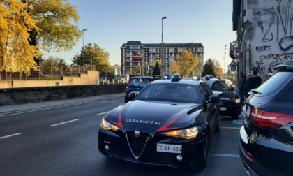 Inseguita e aggredita in mezzo alla strada dal marito