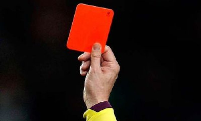 Il figlio non gioca, papà prende a pugni il direttore sportivo e schiaffeggia l’allenatore