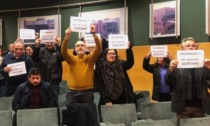 Consiglio sul sindaco a porte chiuse: cartelli e proteste del Pd, per la maggioranza "chiacchiere da bar"