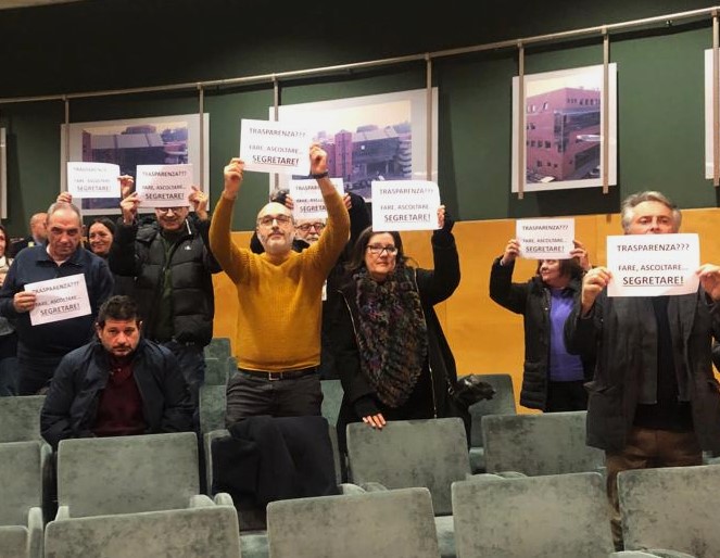 Consiglio sul sindaco a porte chiuse: cartelli e proteste del Pd, per la maggioranza “chiacchiere da bar”
