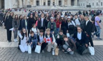 Papa Francesco a braccia aperte per accogliere gli studenti in Vaticano