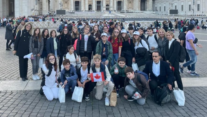 Papa Francesco a braccia aperte per accogliere gli studenti in Vaticano