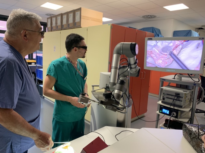 Con l’esoscopio in 3D il chirurgo opera con l’occhio elettronico