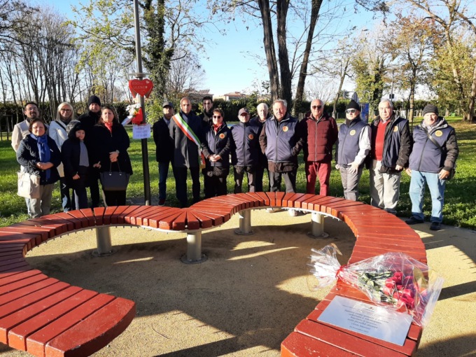 Meda dice no alla violenza: panchina rossa al liceo Marie Curie e cerimonia al Polo