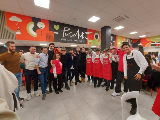 Gli Alpini sostengono PizzAut con una donazione