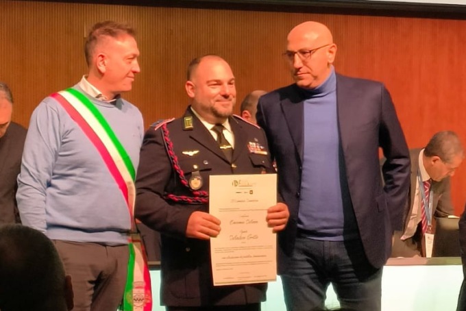 Encomio all’agente della Polizia Locale che aveva cercato di rianimare un operaio rimasto folgorato