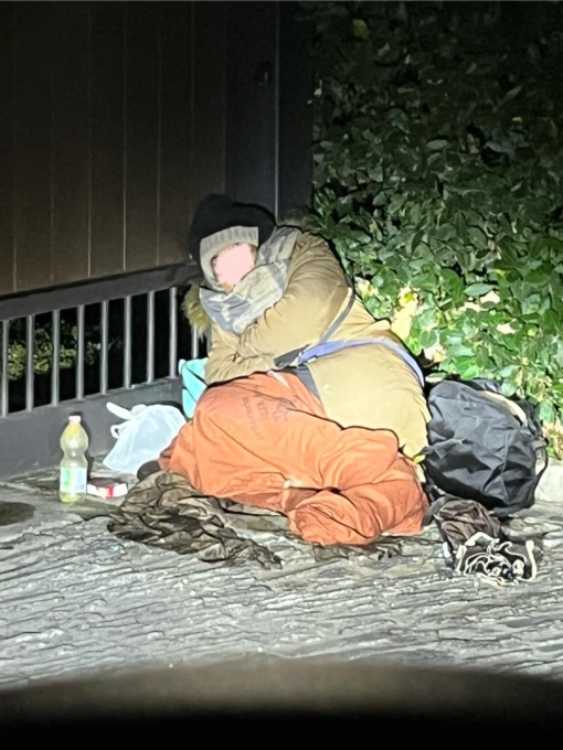 Dormiva al gelo davanti a un cancello, allarme per una clochard
