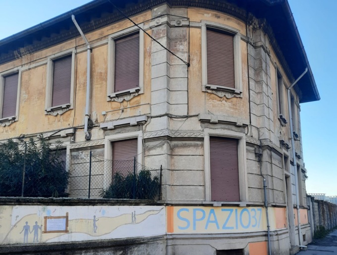 Spazio 37 aperto per la raccolta indumenti per gli ospiti