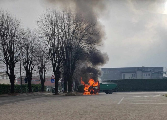 Furgone di Econord a fuoco davanti al cimitero