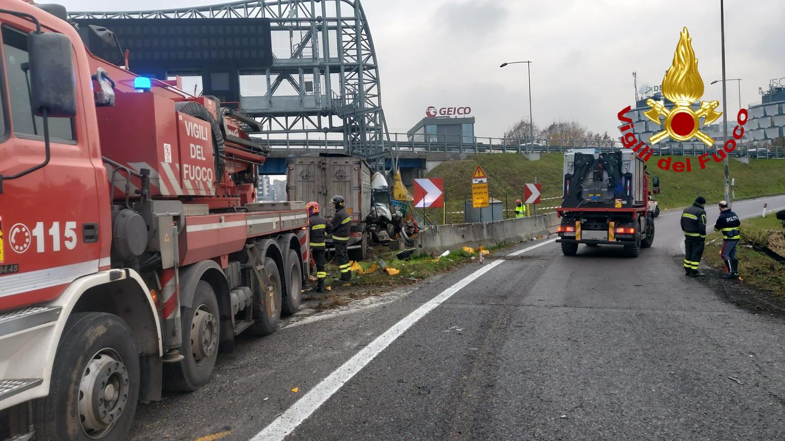 autostrada a4 morto tir furgone pompieri