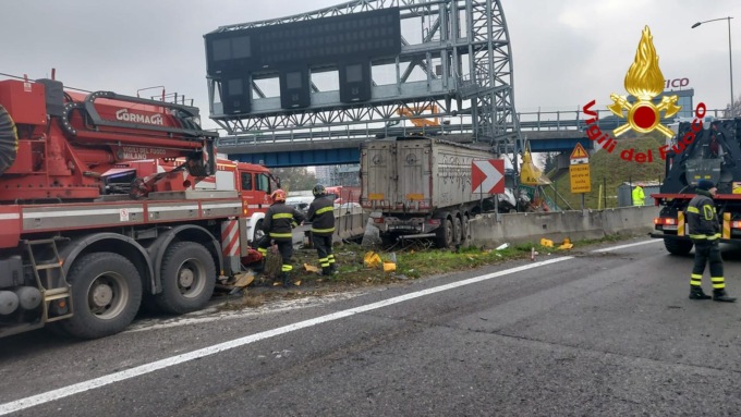 Scontro tra un furgone e un tir sull’Autostrada A4: morto un uomo