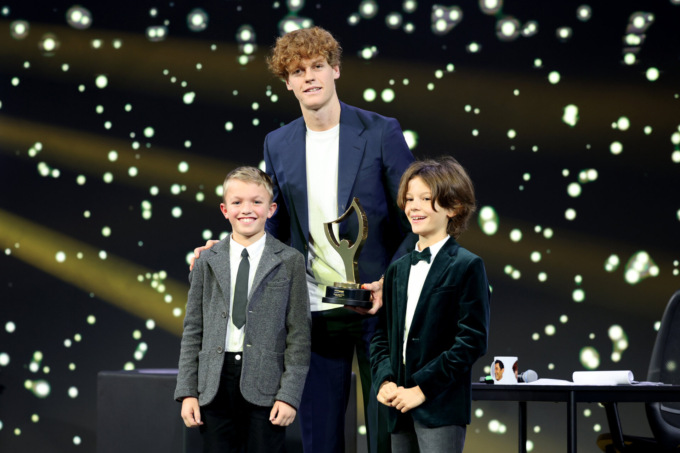 Due baby talenti del Tennis Villasanta premiano il fenomeno Jannik Sinner